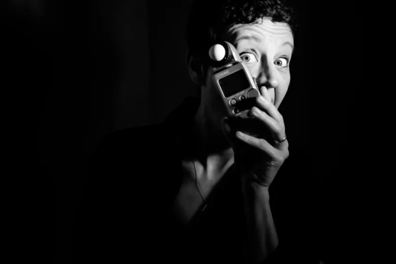 Elisabetta Rosso con esposimetro, docente Nikon School