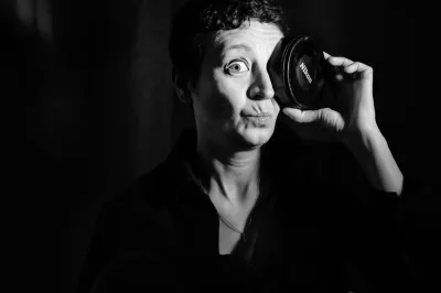 Elisabetta Rosso con fotocamera Nikon