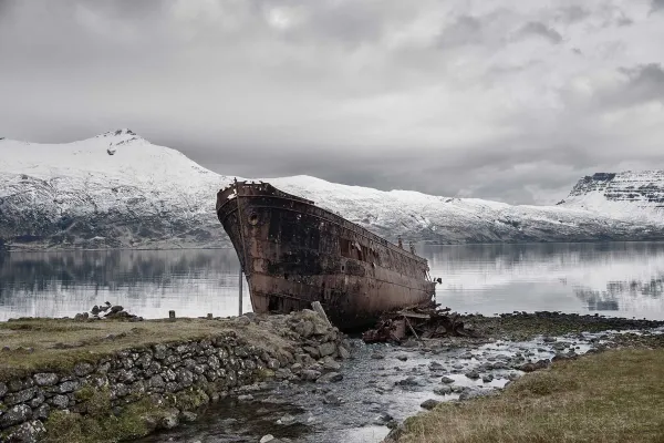 Nave abbandonata nei fiordi islandesi, ghiaccio e silenzio